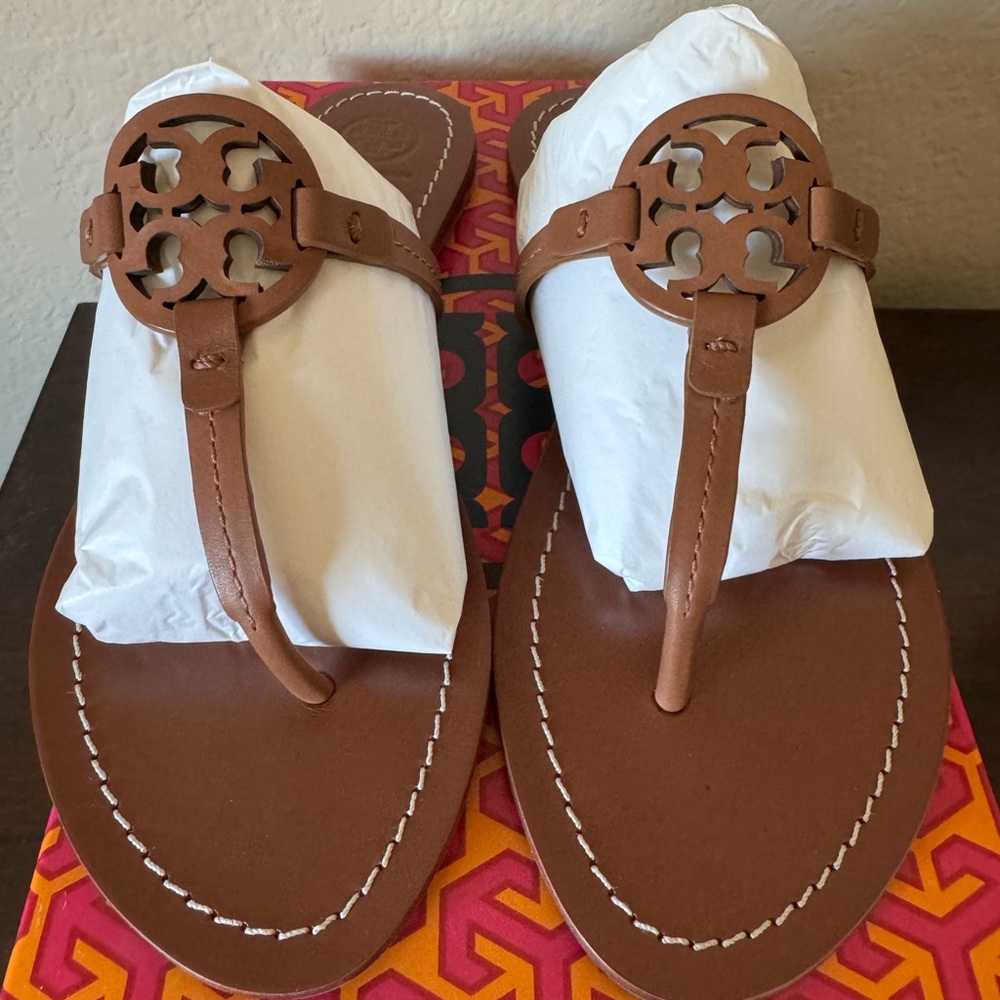 NIB Tory Burch Gabriel Flat Thong Brown Sandals with Medallion Design